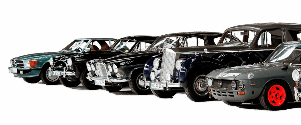 Mehrere Oldtimer und klassische Autos, jedes mit unverwechselbarem Design und Farben, sind nebeneinander geparkt und präsentieren ihre einzigartigen Stile und Chromdetails vor einem weißen Hintergrund.